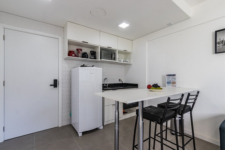 Studio Confortável com Garagem | Próximo à Puc